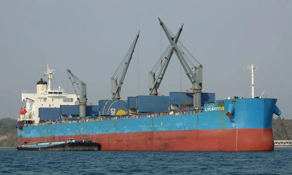 Υεμένη: Πλοίο που μετέφερε κιβώτια με εμπορεύματα δέχτηκε επίθεση στα ανοιχτά του Άντεν